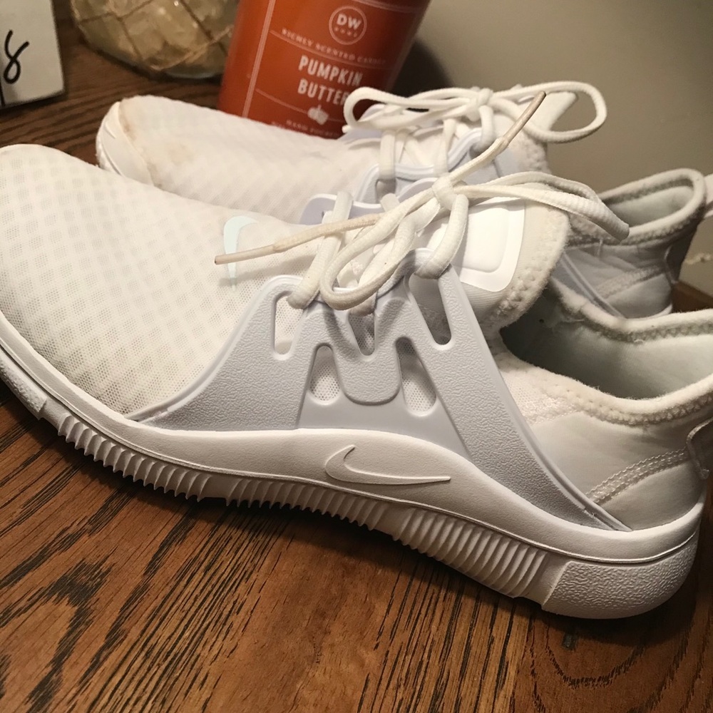 white nike shoes